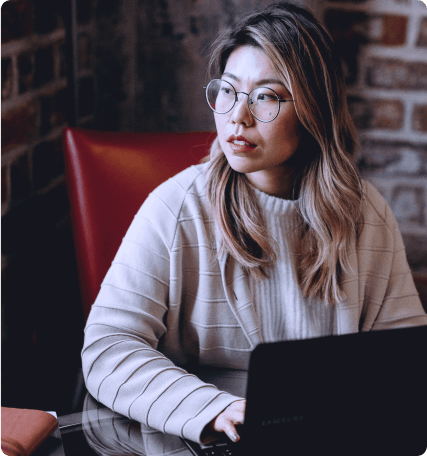 Jovem no laptop olhando para o lado.